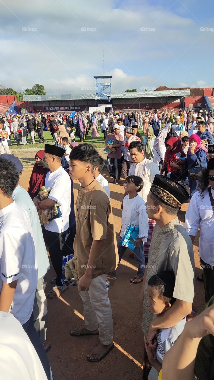 jamaah sholat keluar stadion