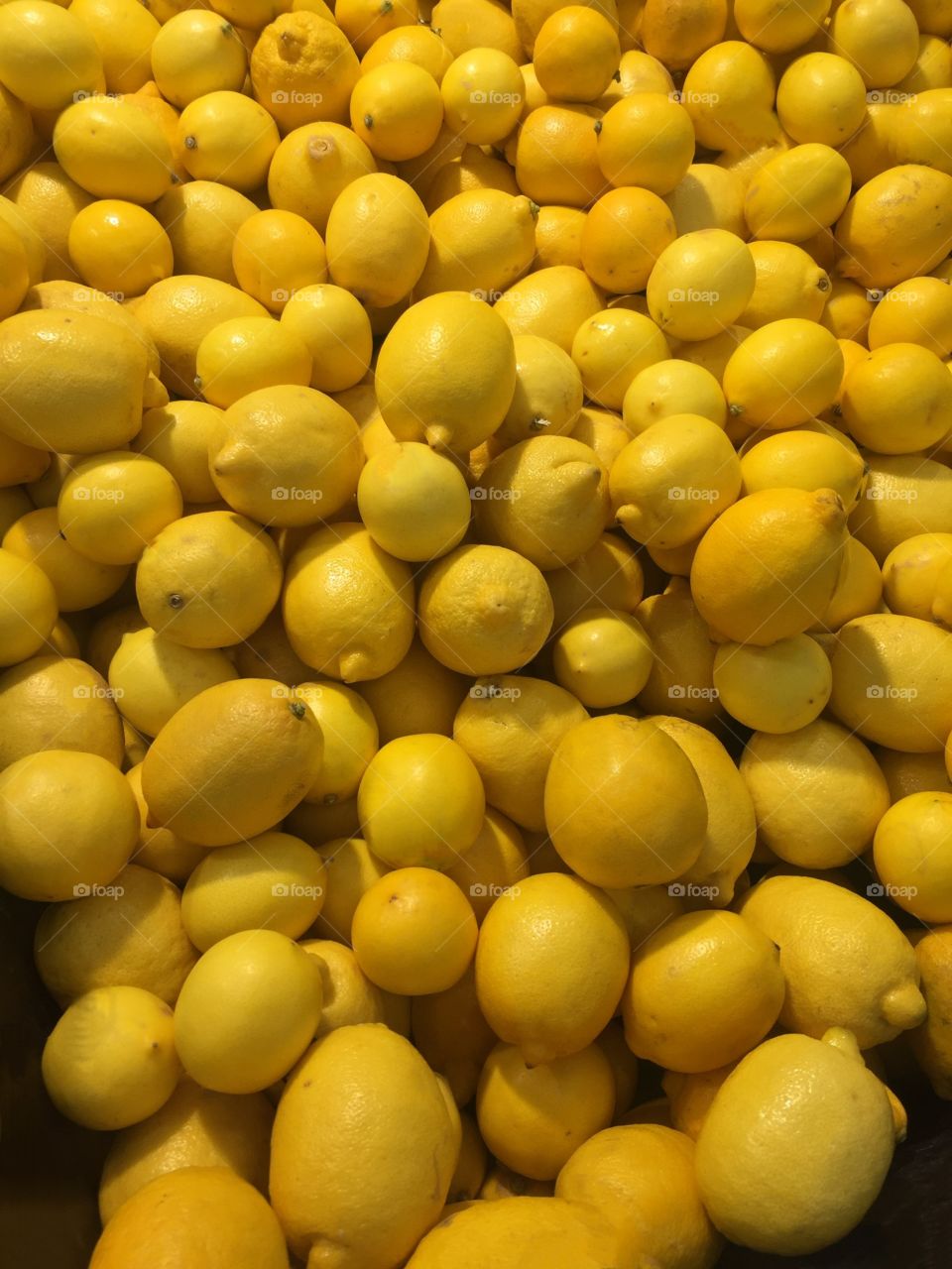 Fresh yellow lemons on display 