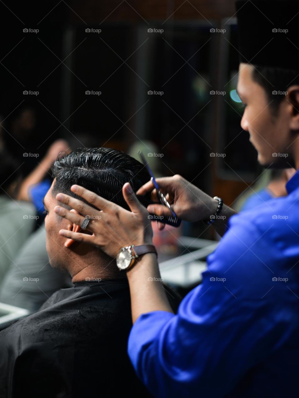 Having a haircut at a friend’s hair salon