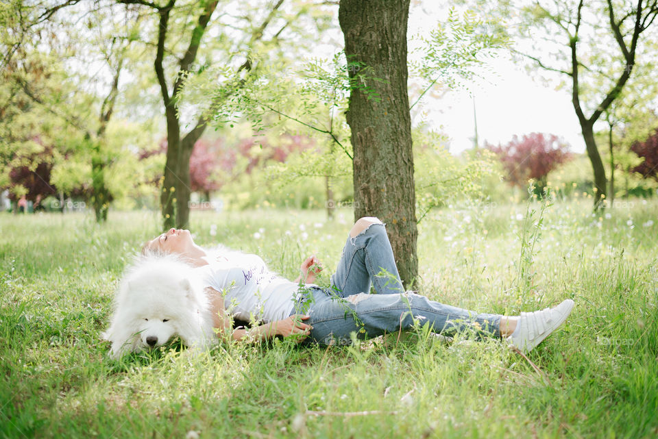 Do you take your pillow to the park? Yes, I do) we enjoy this spring together lying on the grass and hearing the birds songs 