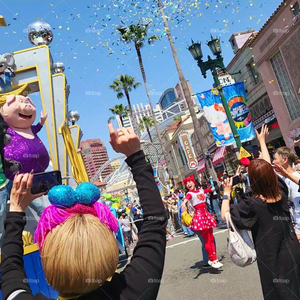 Lots of fun dancing and singing at the Universal Studios Japan parade 🥳