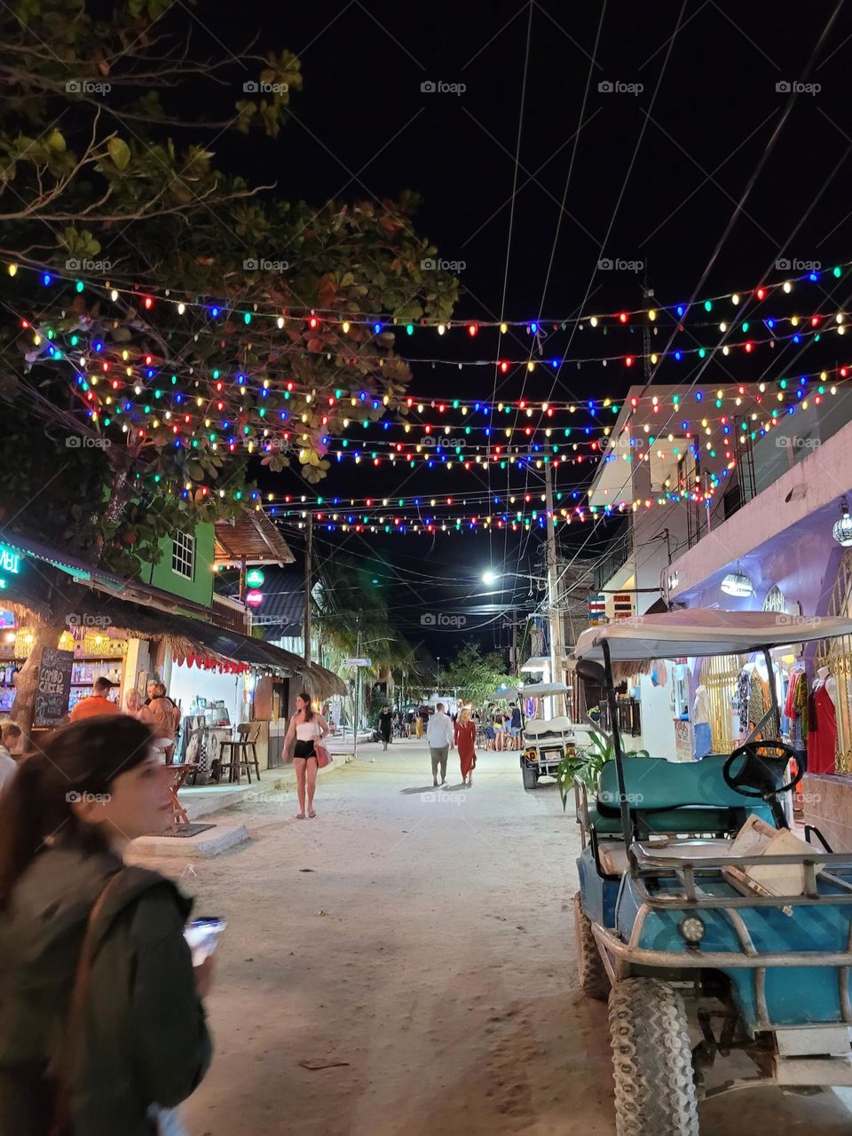 caminar en la noche iluminada de la calle