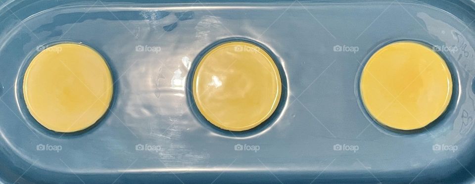 A blue platter adorned with bold yellow circles creates a striking contrast. The vibrant colors and simple pattern make for a visually appealing and modern design.