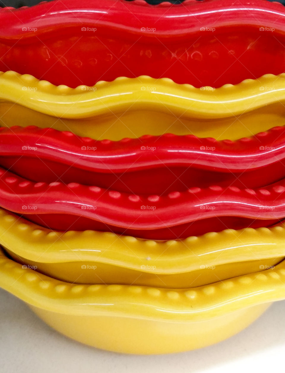 texture on red and yellow bowls