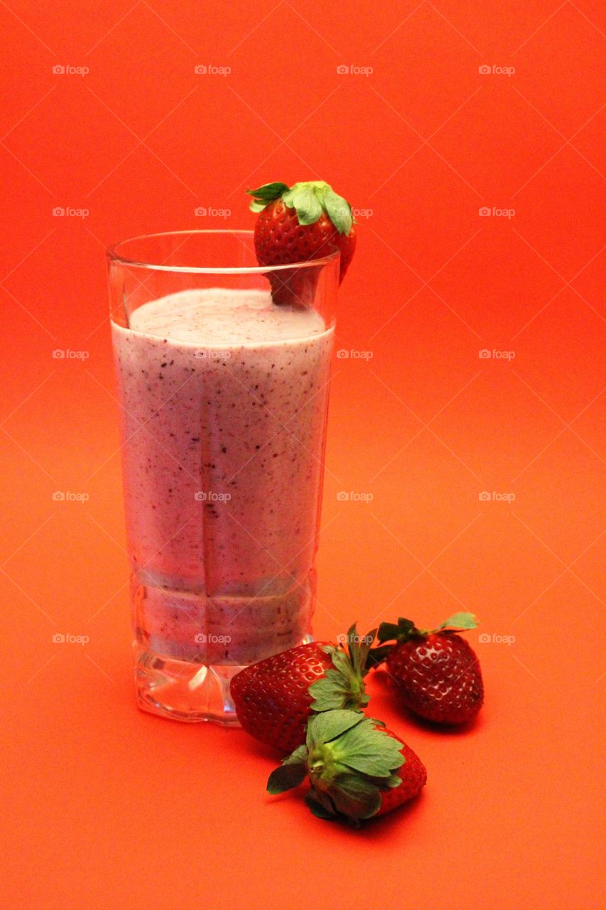 Smoothie with red berries 