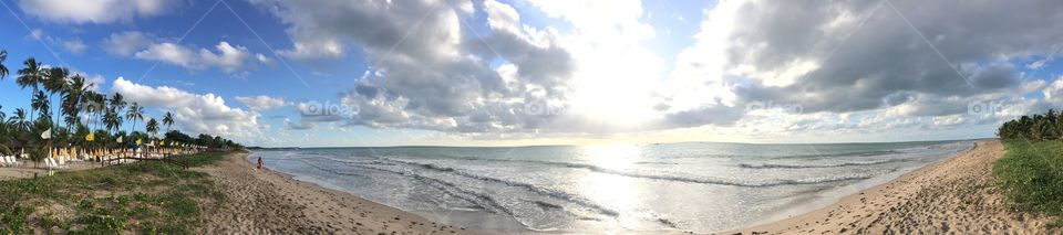 The very nice image of the sea of ​​Cumbuca beach, in Ceará.  Live the beautiful sun with its amazing landscape! / A imagem bem bacana do mar da praia de Cumbuca, no Ceará. Viva o lindo sol com sua paisagem incrível!