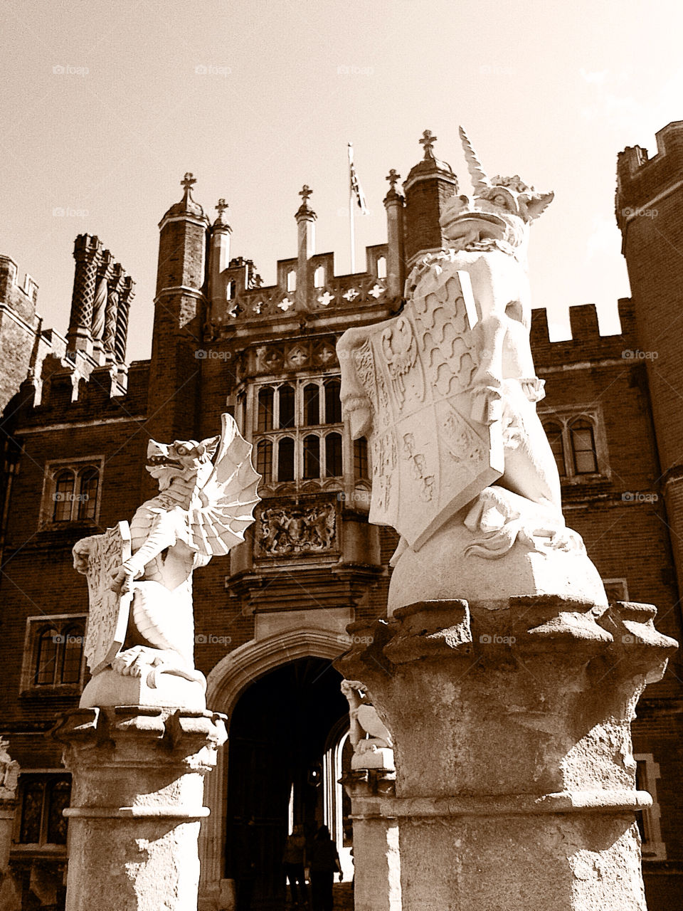 london sculptures palace dragons by lateproject
