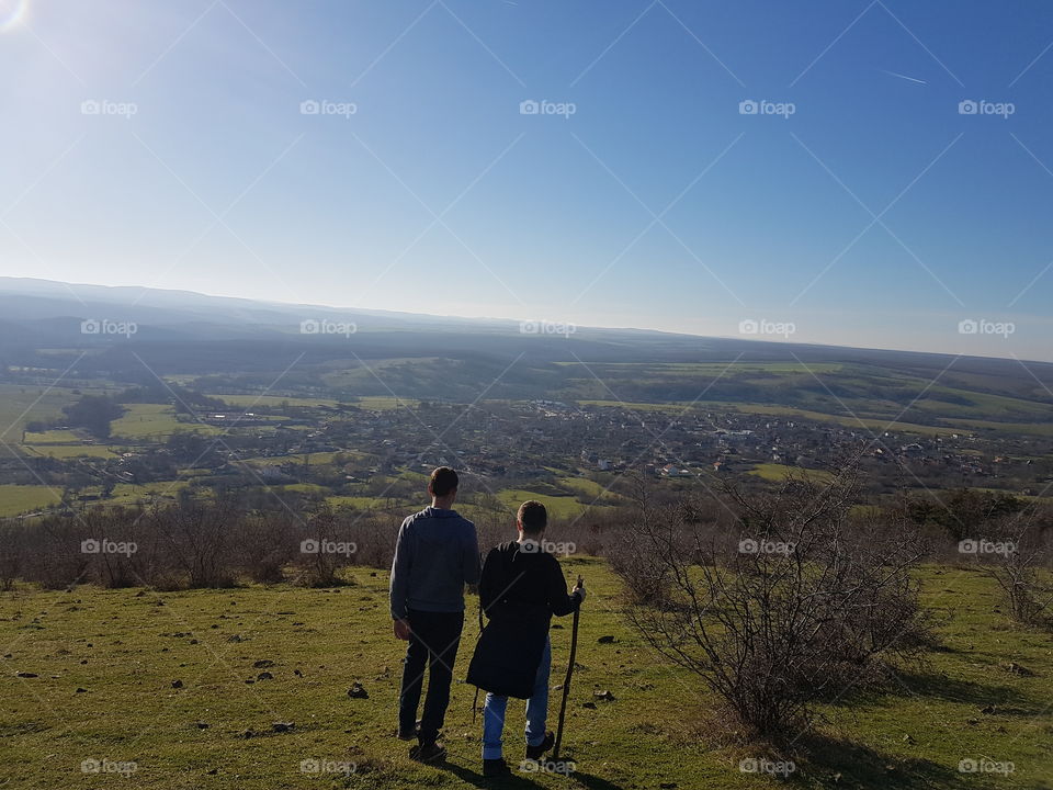 Two men loojing at the horizon