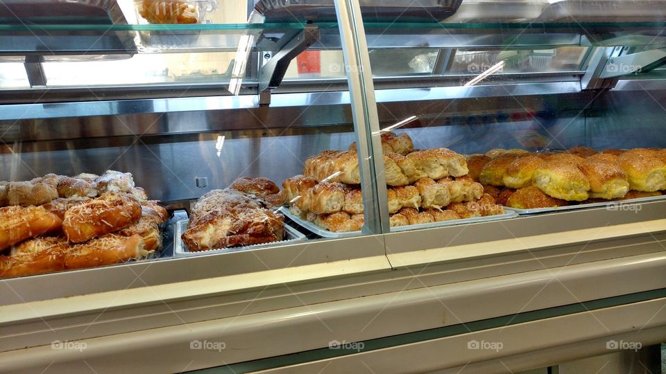 Rotisseria, roscas em vitrine de confeitaria.