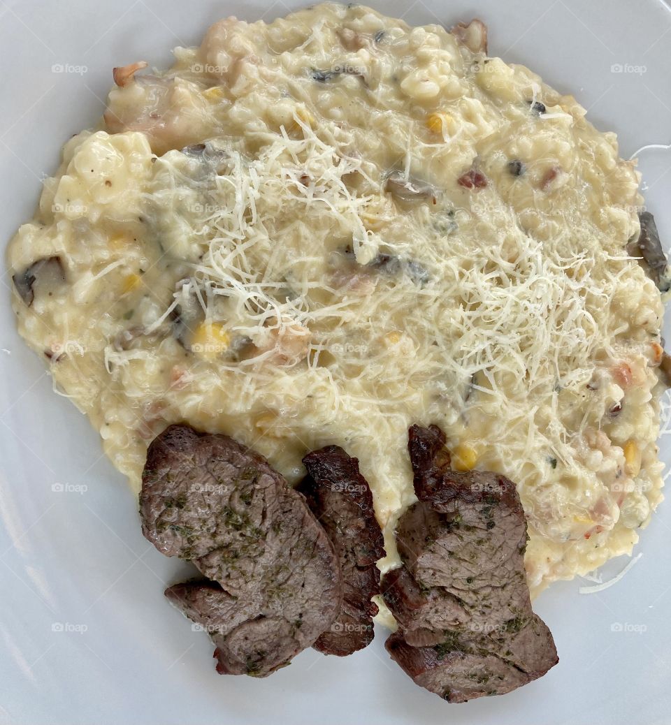 Um delicioso risoto de camarão com carne bovina é o que temos pra hoje. Hum…

De vez em quando, uma deliciosa “gordurice” para encher a pança pode, né”?