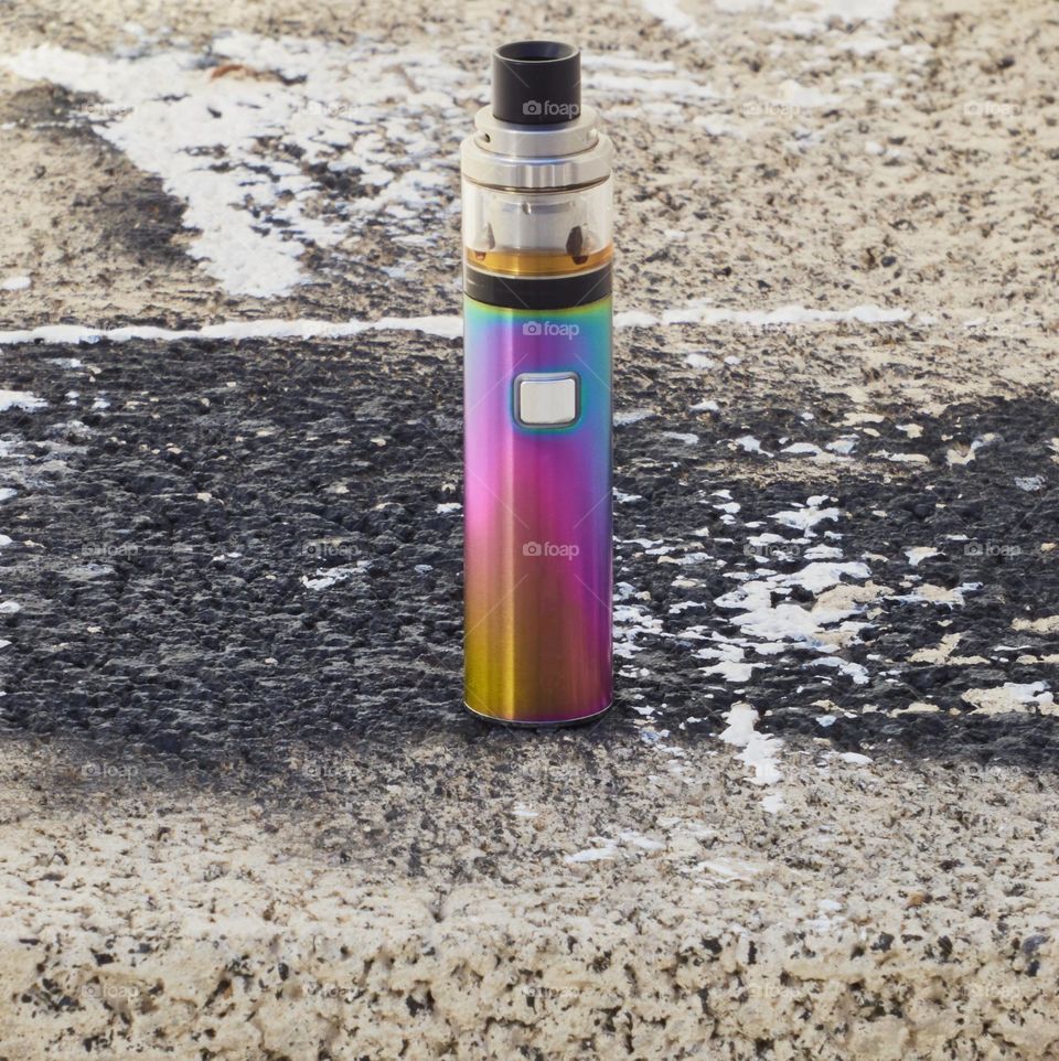 vaper o cigarro electrónico para dejar de fumar, de color multicolor con ilustración de fondo callejero