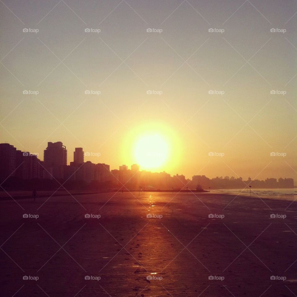 🇧🇷 Admirando o amanhecer à beira-mar no verão brasileiro! Cidade de Santos-SP.
🇺🇸 Admiring the sunrise by the sea in the Brazilian summer! City of Santos, SP.
