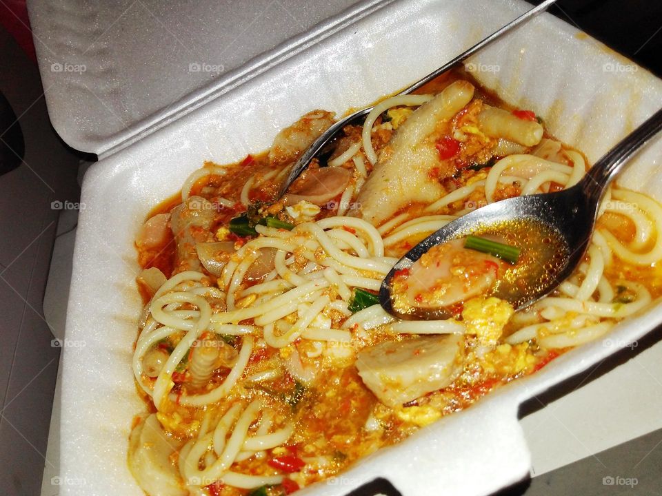 Spicy noodle soup with various toppings, there are sliced ​​meatballs, egg and chicken feet, very delicious