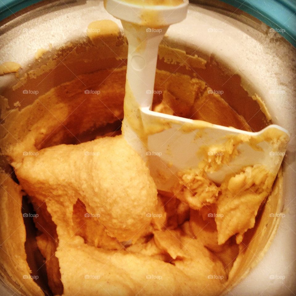 Homemade vegan pumpkin ice cream made with coconut milk to have with or without our Thanksgiving pumpkin pie!