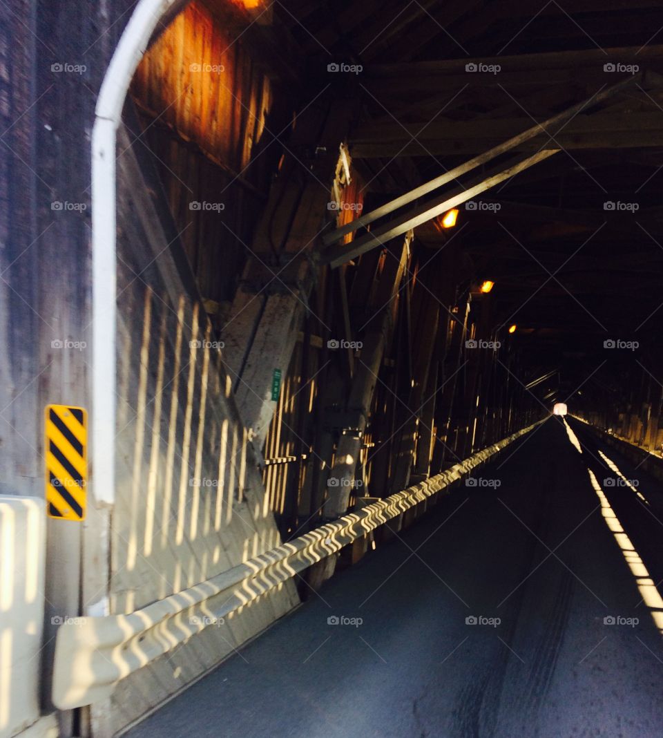 Inside the covered bridge 
