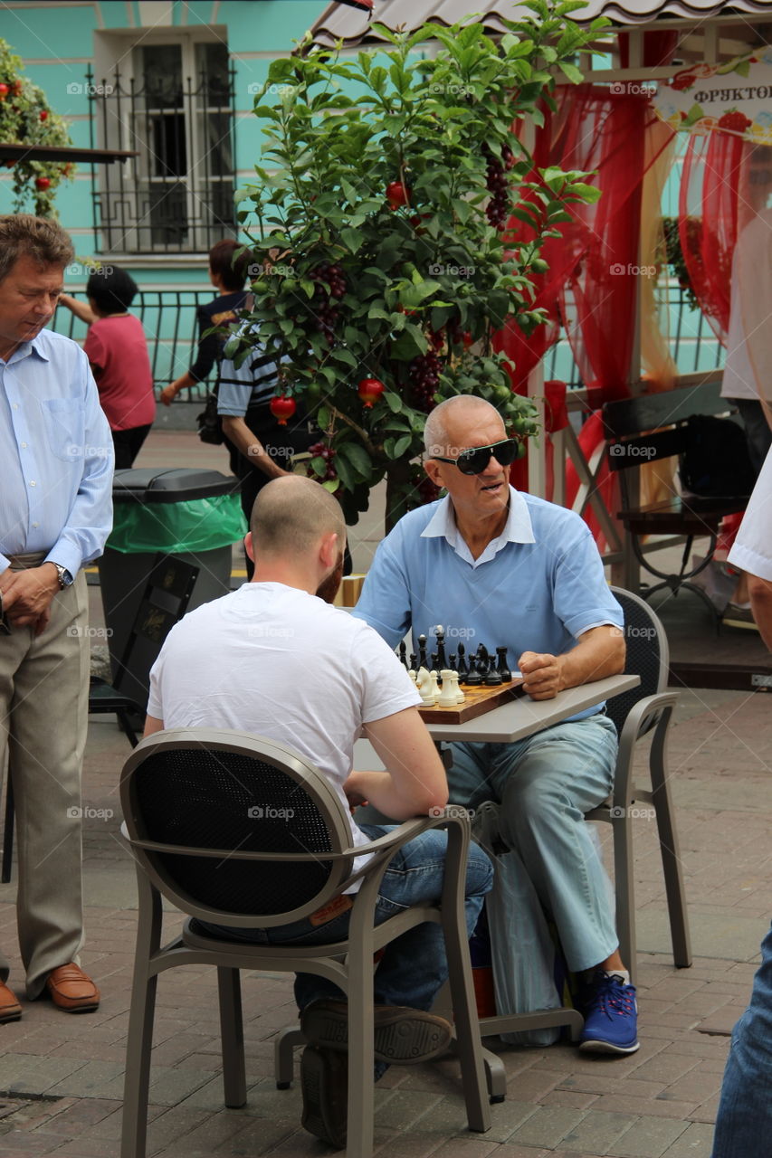 мужчина играющий в шахматы на Арбате