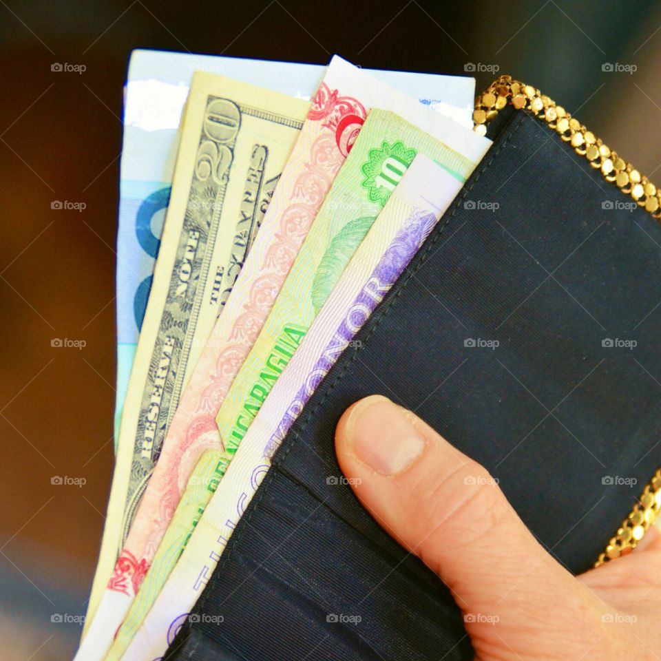 Person holding currency notes