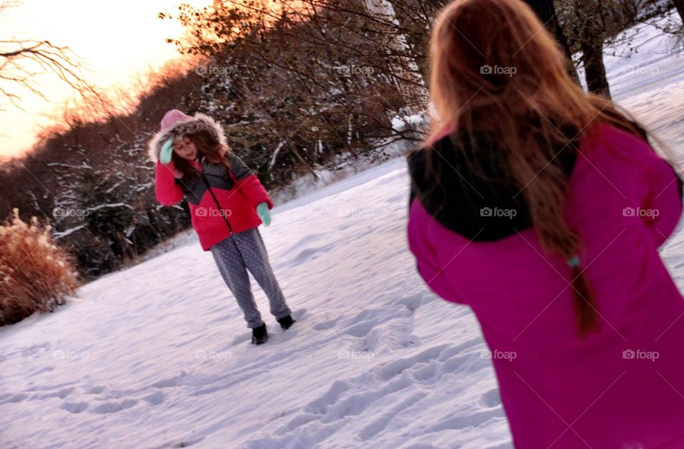 Snowball Fight Among Friends 