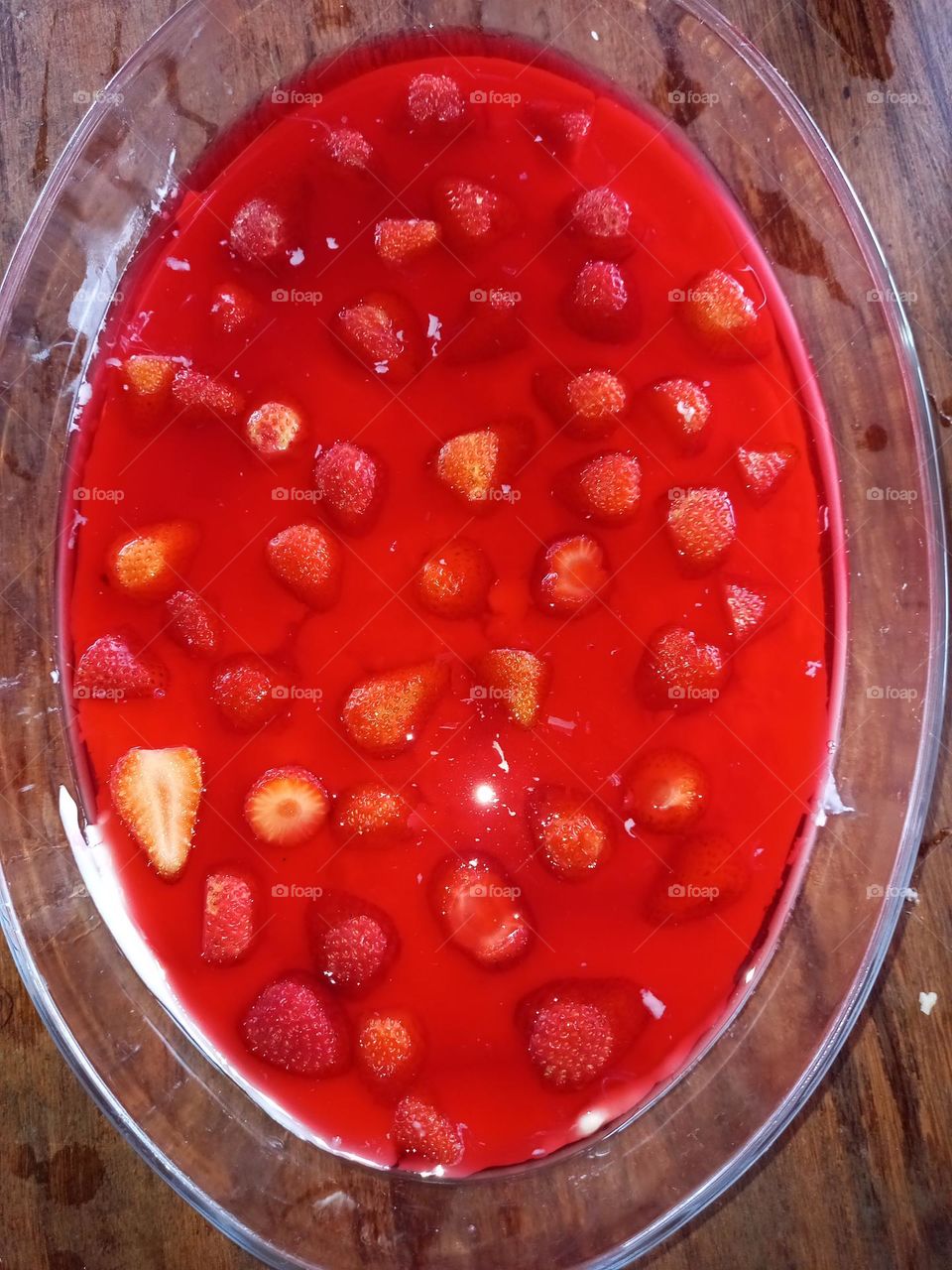 Está pronto a sobremesa de morango com gelatina de morango.