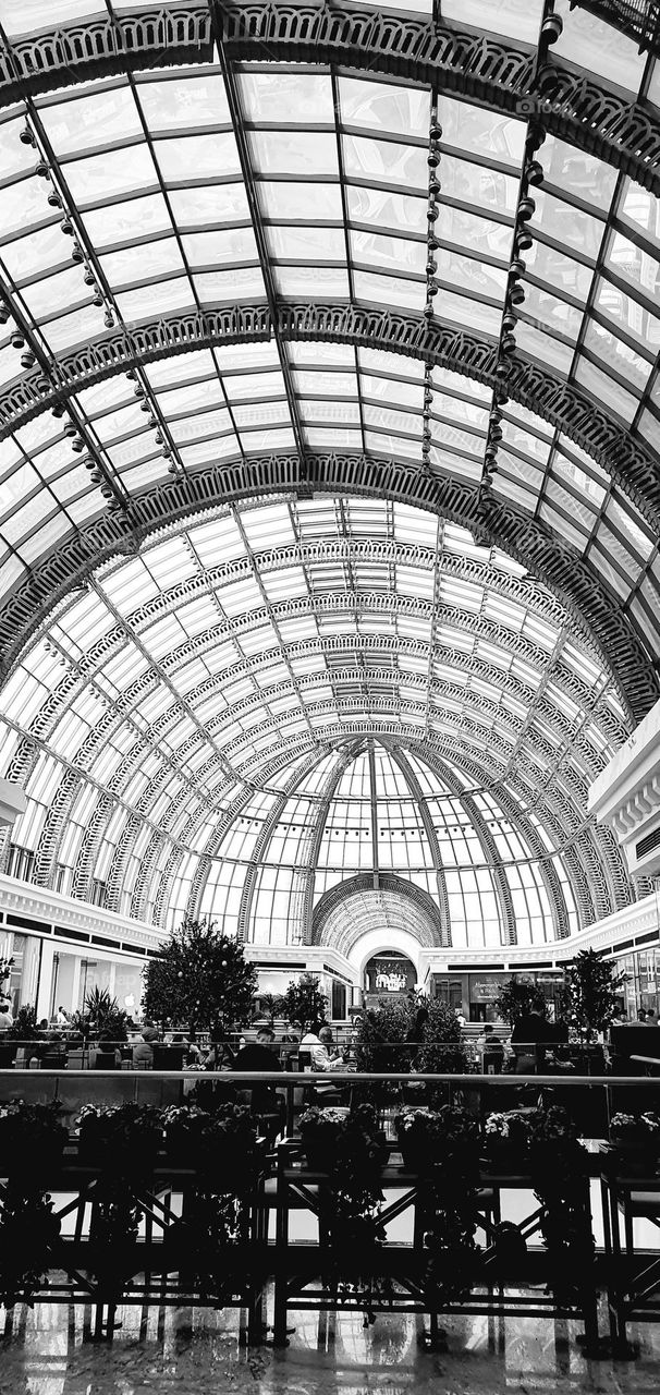 Emirates mall dom Black n White