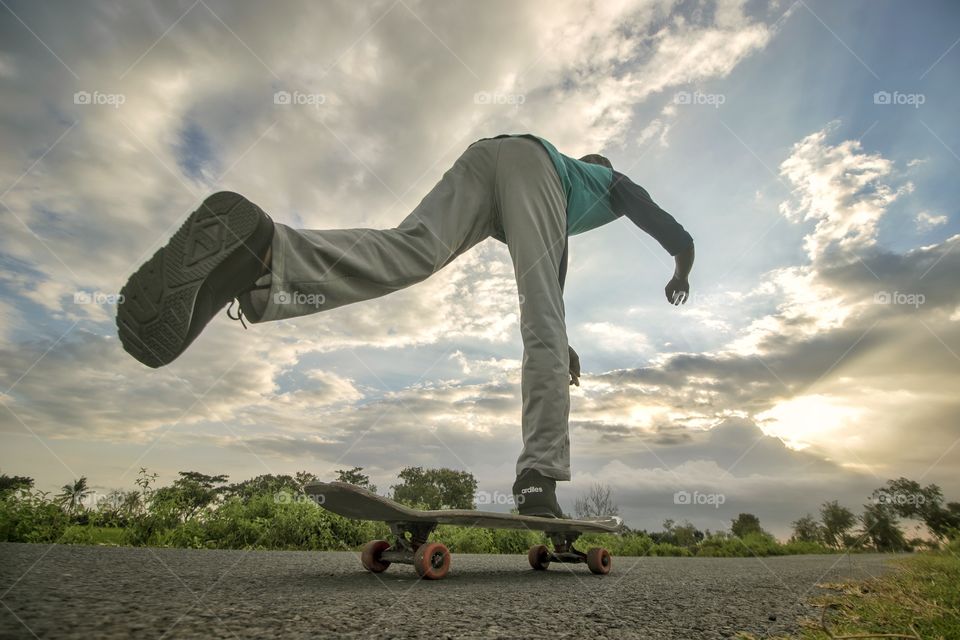 play skateboard
