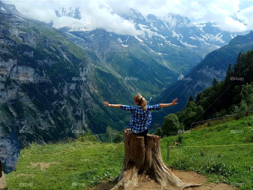 Glimmers: small moments of happiness
girl contemplating the mountains