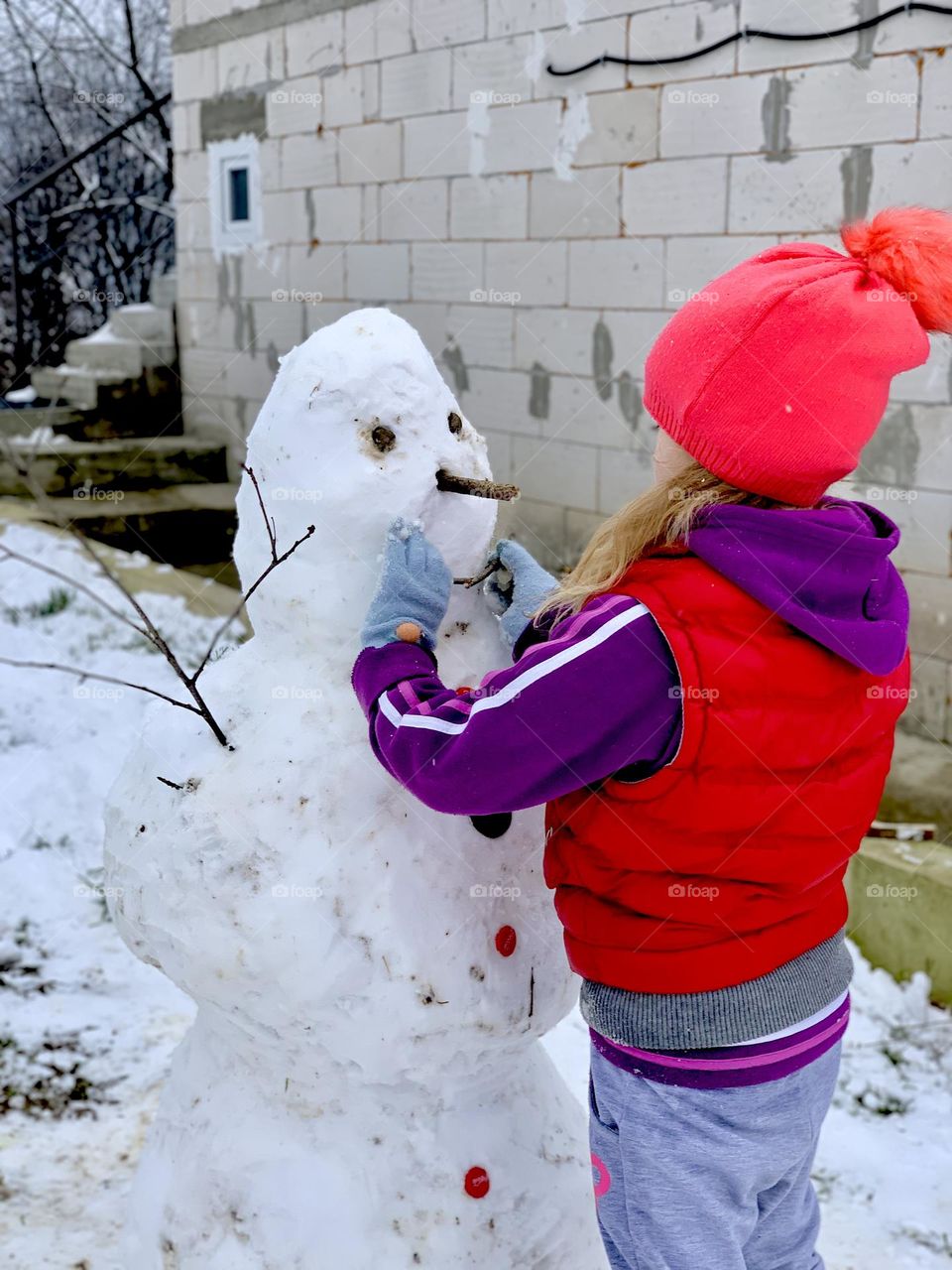 The little girl created this beautiful snowman !