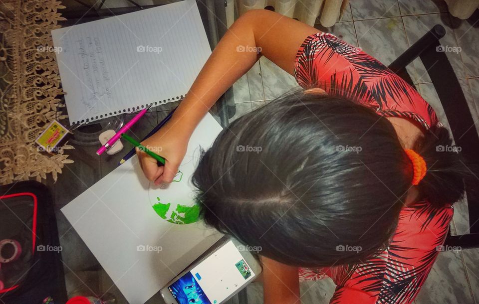 criança pintando children