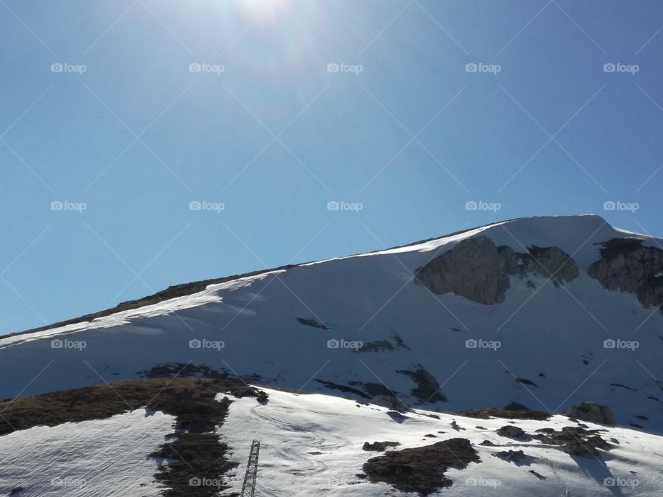 Magic lights: the magic power of the snow under the sun