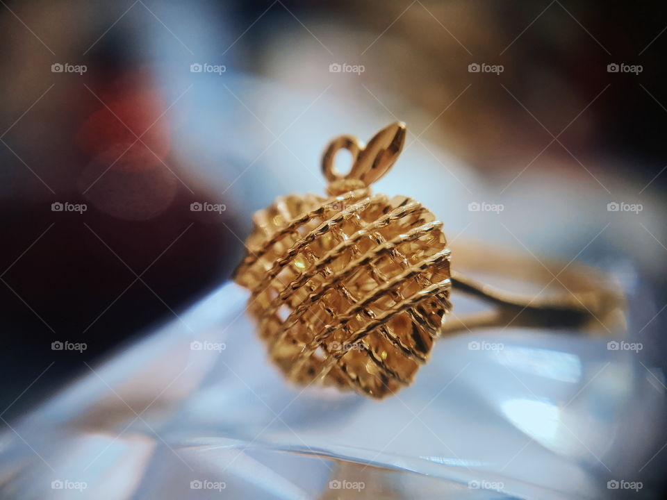 An apple shaped golen ring. Shot 1