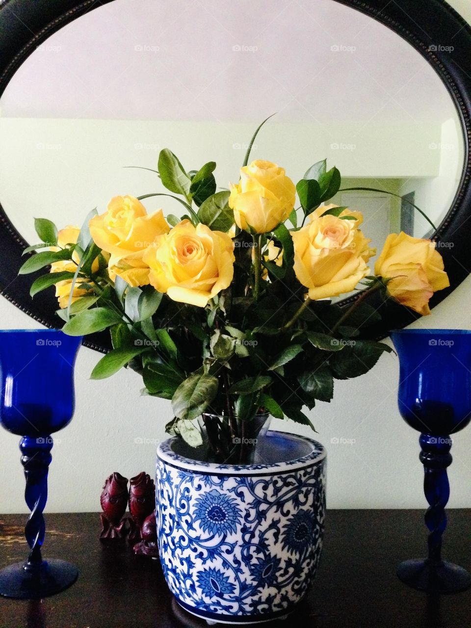 Exuberant and eye-catching, yellow roses have long been known for their sentiments of joy and friendship. 