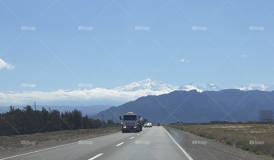 el camión viene por la ruta desde la montaña