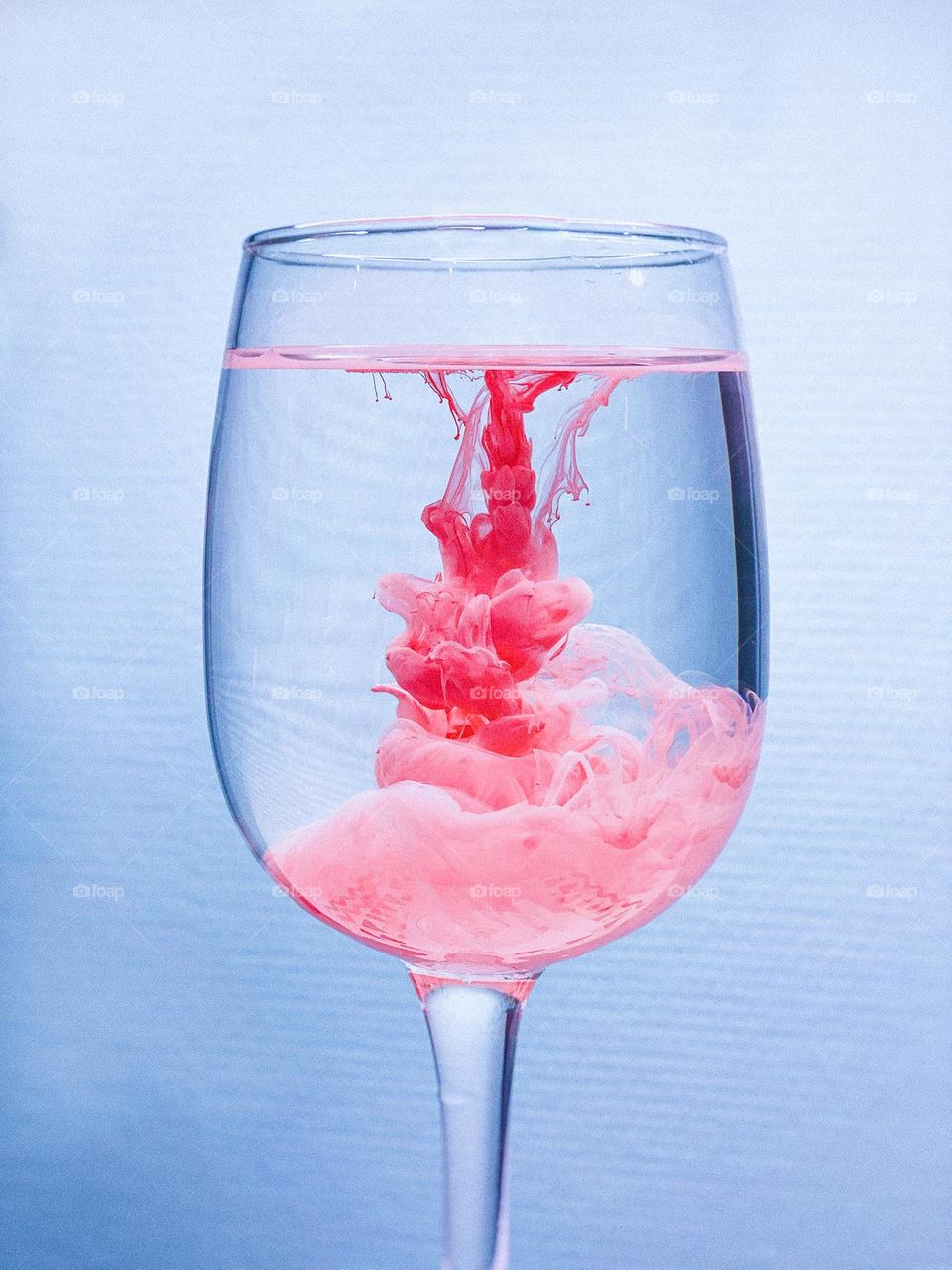 Mixes in the glass liquid pink and blue