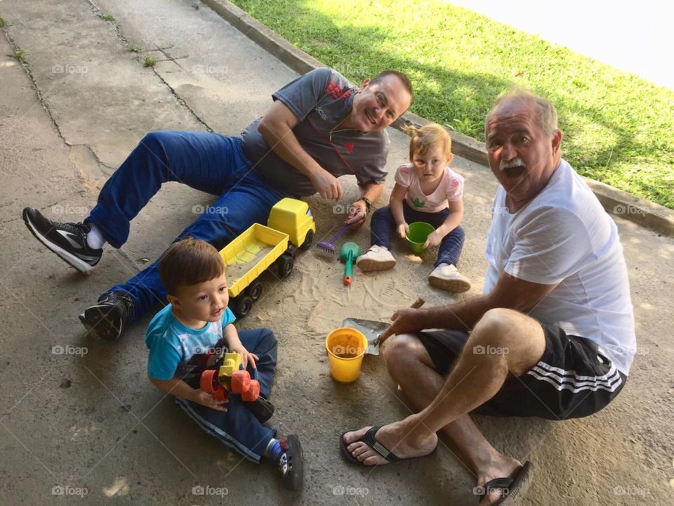 Brincar em família sempre é mais gostoso, não? Aqui, Papai, Vovô e Netinhos. Bom demais!