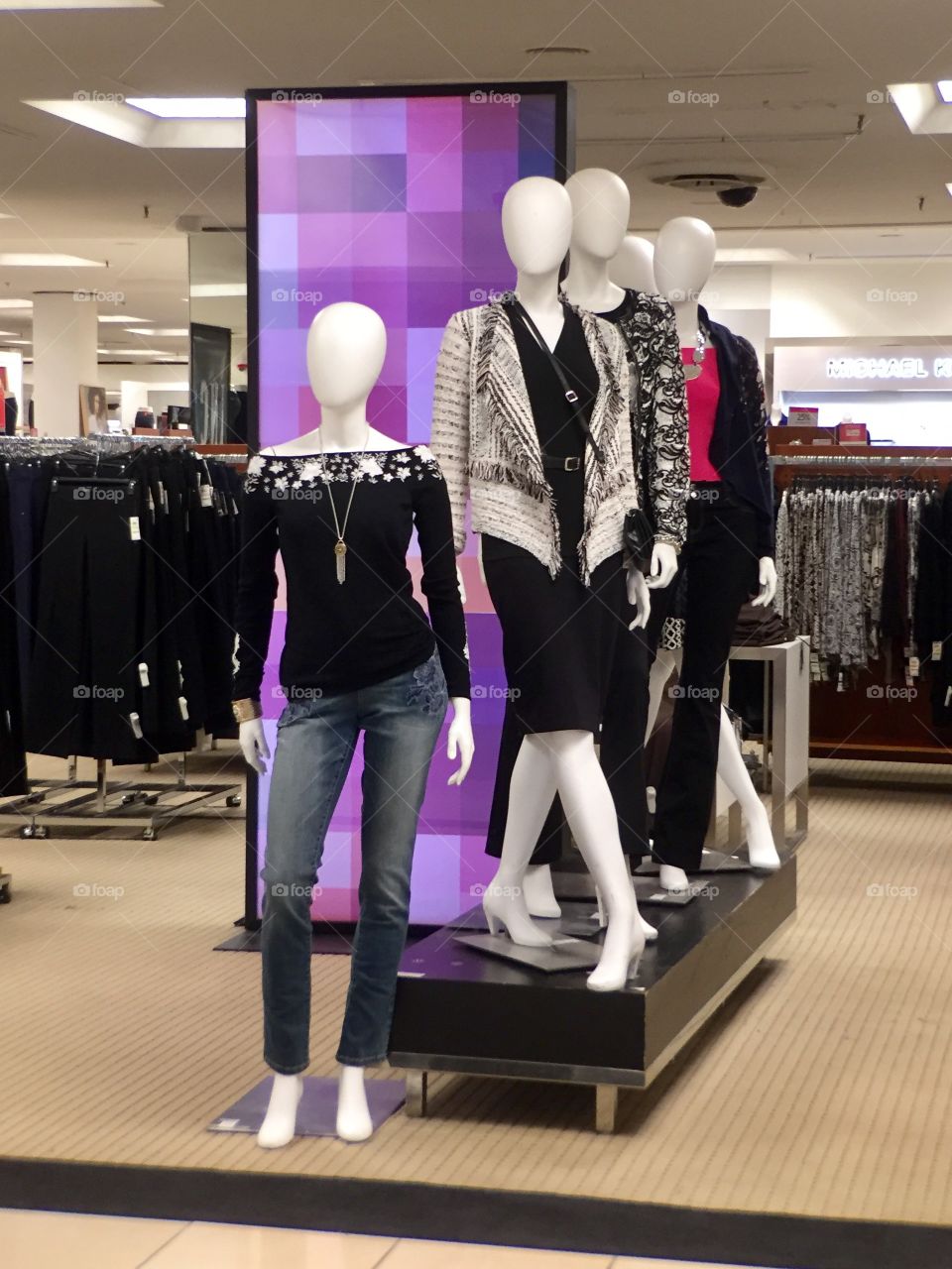  mannequins at a store 