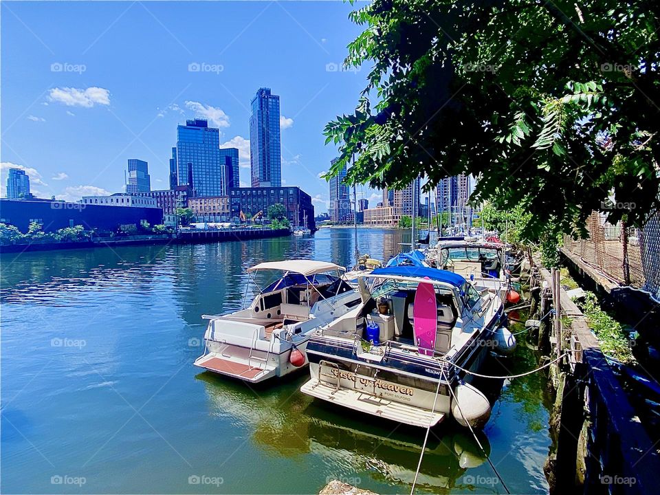 „Newtown Creek“ in LIC, Queens is a beautiful and unique place right in the middle of the „Big Apple“ as we sometimes refer to „New York City“. Centrally located it offers views as far away as the skyline of „Manhattan“. 2023. Hypnotic Productions