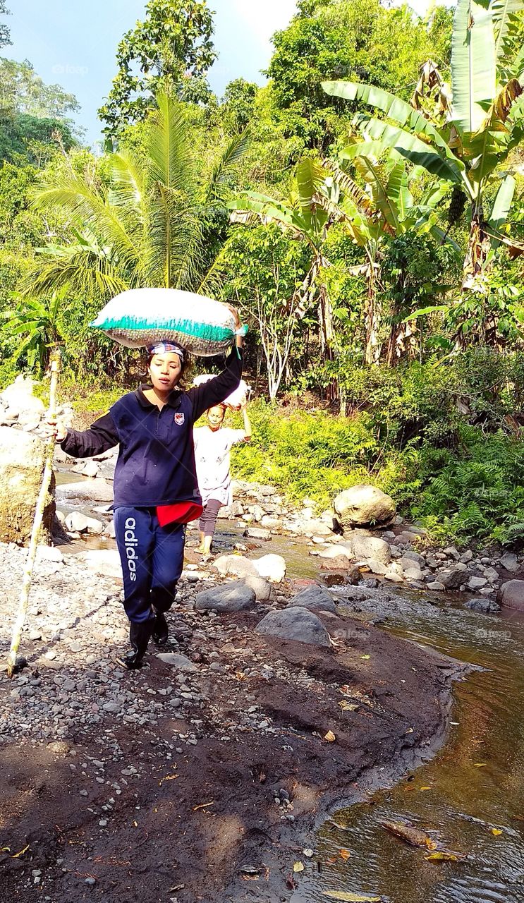 hasil kebun perempuan desa indonesia, kuat dan sexsi tangguh.