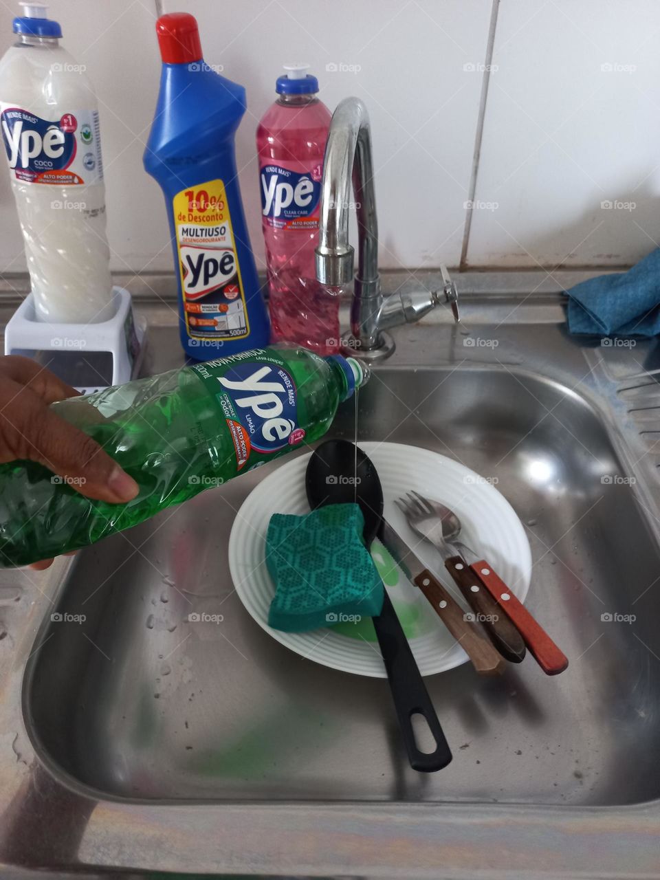 Detergente Ypê , produto de limpeza essêncial, que faz parte do nosso dia a dia  para lavar louças e  itens da nossa cozinha. É excelente  na remoção  de odor, gorduras, sujeiras e não  resseca as mãos