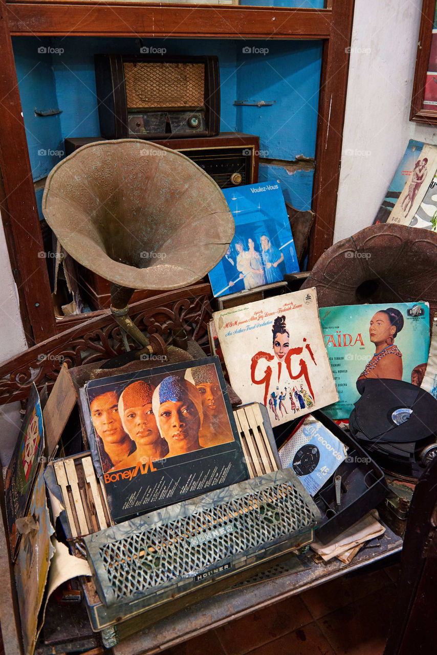 Old gramophone and a collection of vinyl records