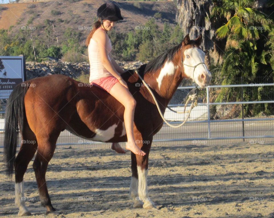 Be Authentic: Summer Outfits.
Girl on horseback in the summer sunshine, enjoying the Southern California Weather 🌴☀️