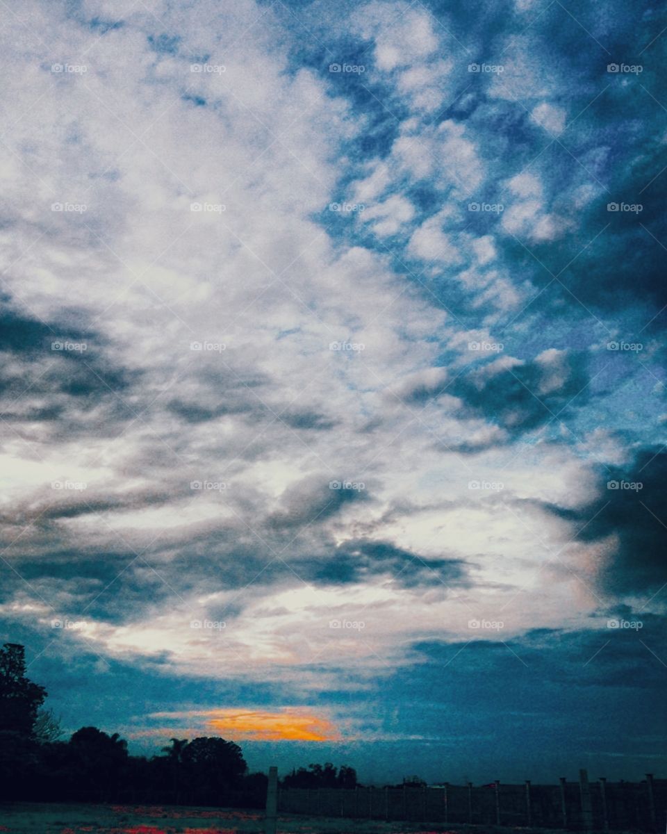 Céu nublado com chances de nuvens carregadas impedirem totalmente o sol  de aparecer. 