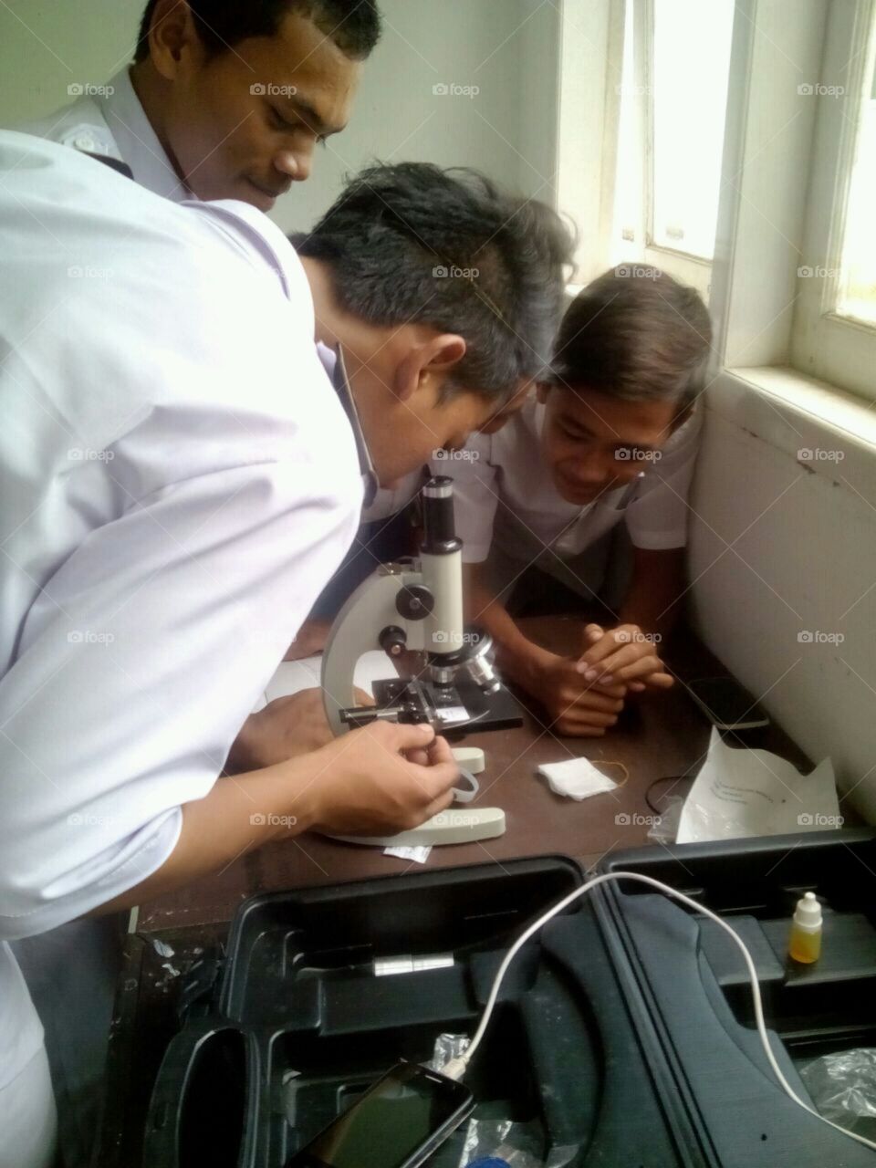 the students practicum use microscope in my class.