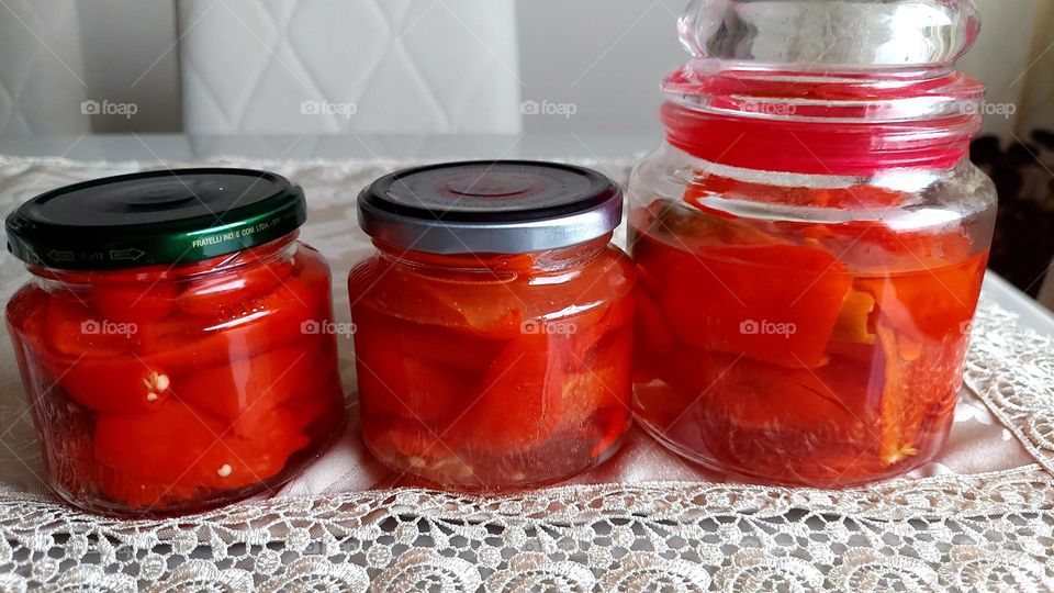 Pimentas vermelha, forte no sabor, mas em conserva fica deliciosa.