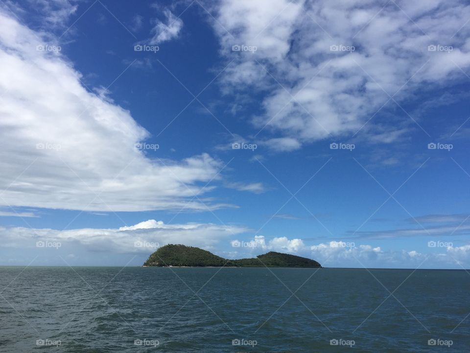 The island in the middle of the ocean 