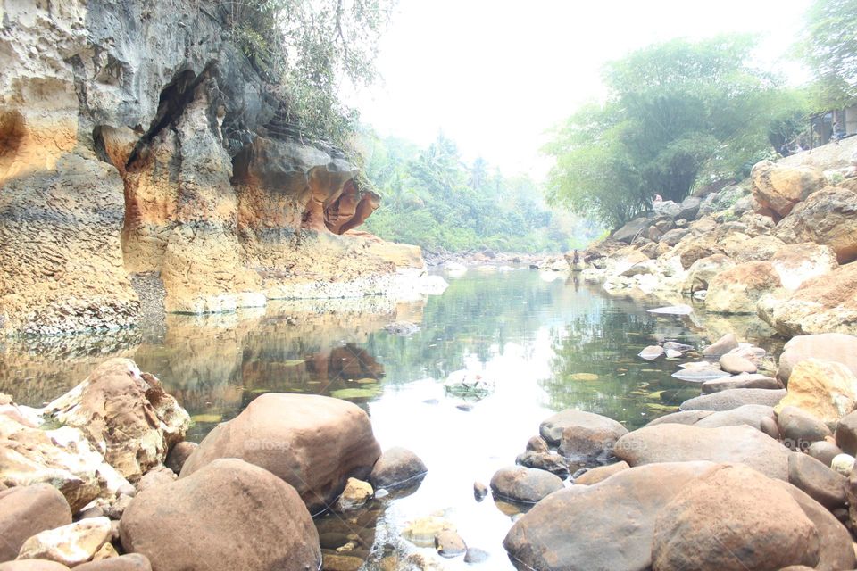 river with large rocks