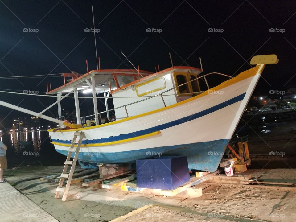 Barco  na Meia Praia.