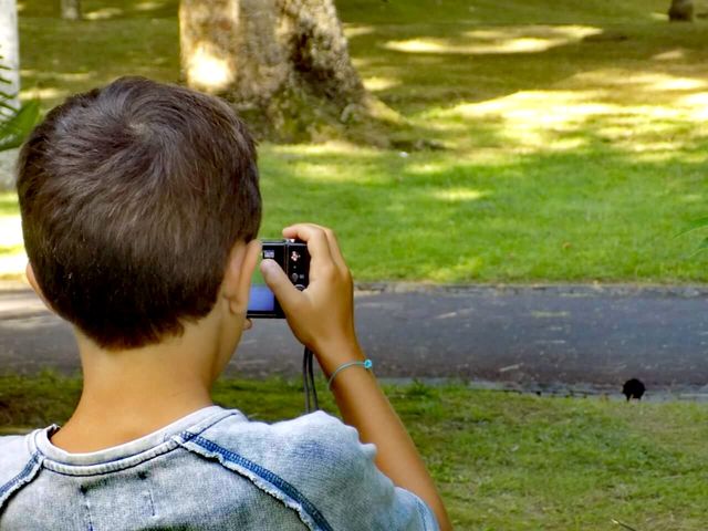 Criança a tirar uma fotografia