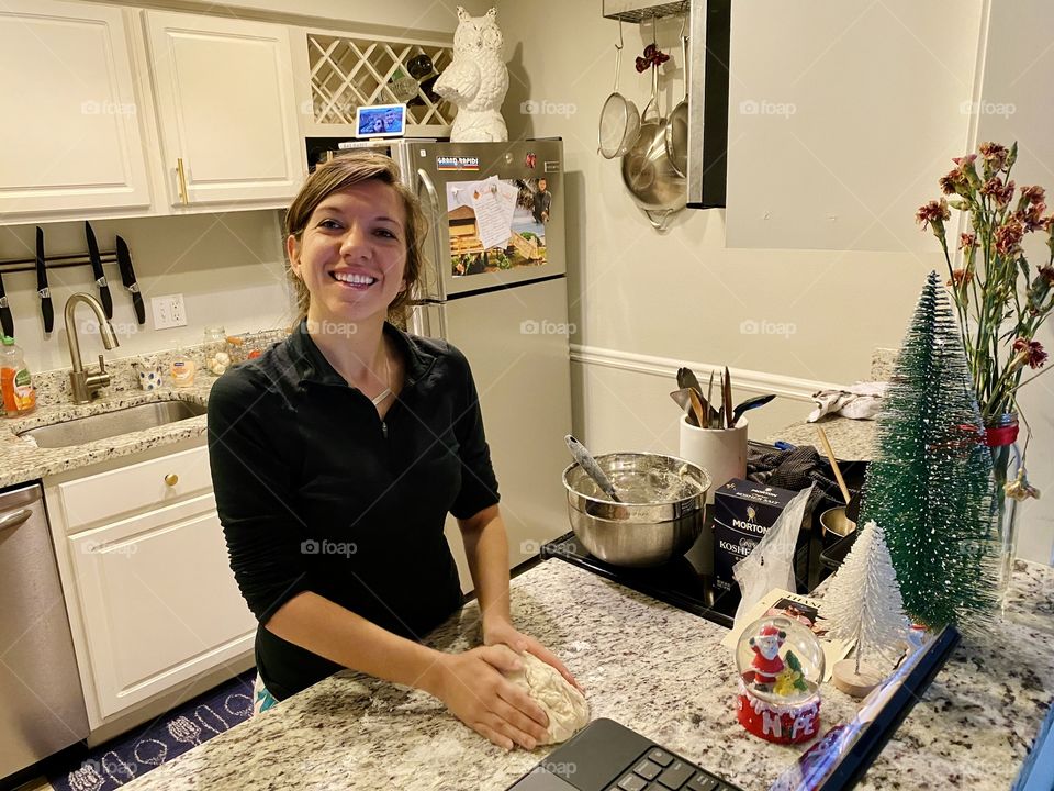 A woman virtual learning how to make pizza dough