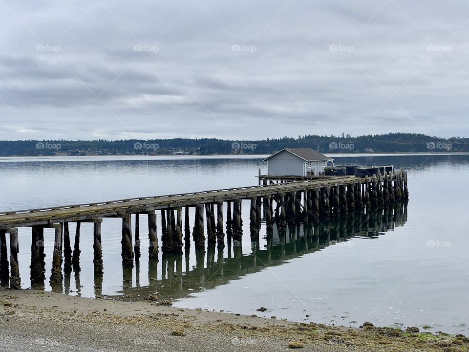 House on the lake in the autumn morning 