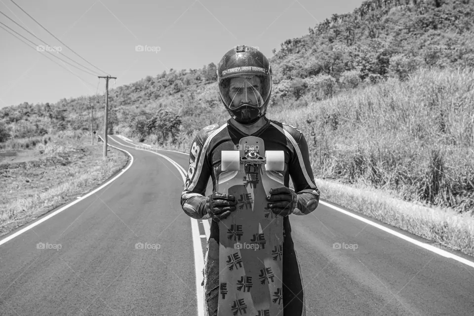 skatista de downhill preto e branco.